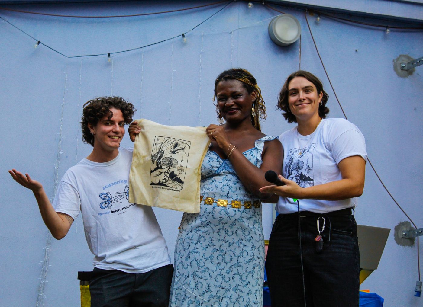 Sul palco con la tote bag illustrata per Leznmore