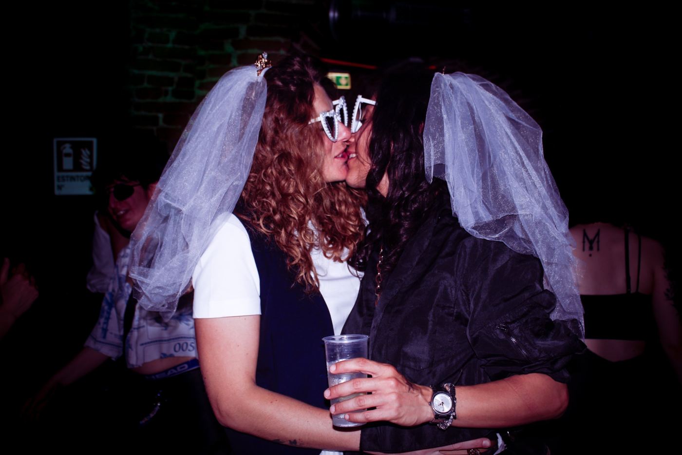 Un bacio in pista durante una serata Leznmore